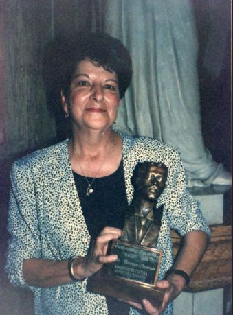Carmen Naranjo con el Premio Magón